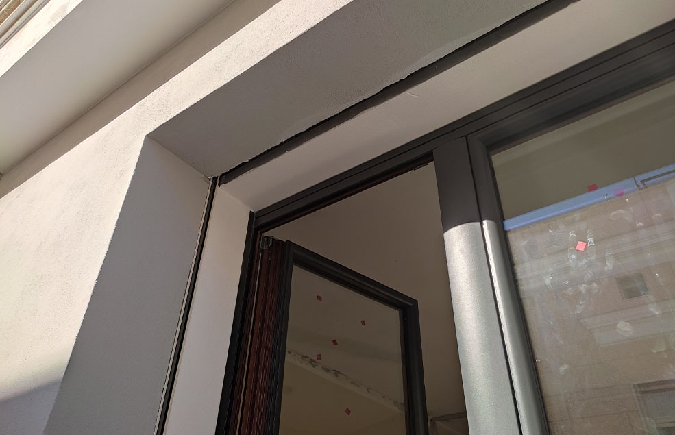 Casa a due piani: dettaglio finestra in legno-alluminio