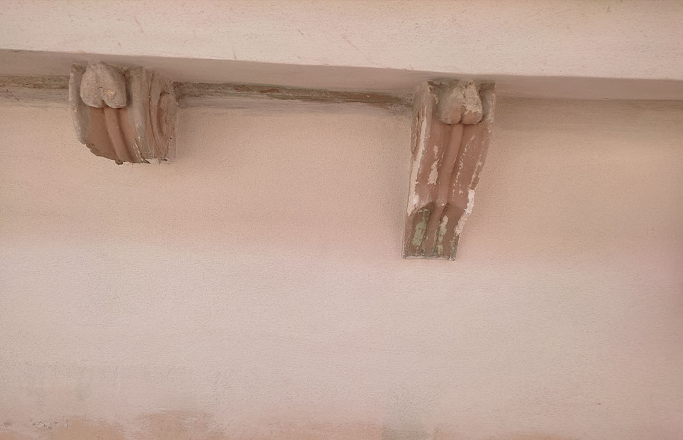 rifacimento facciata: gattoni su cornicione di facciata ottocentesca vandalizzati