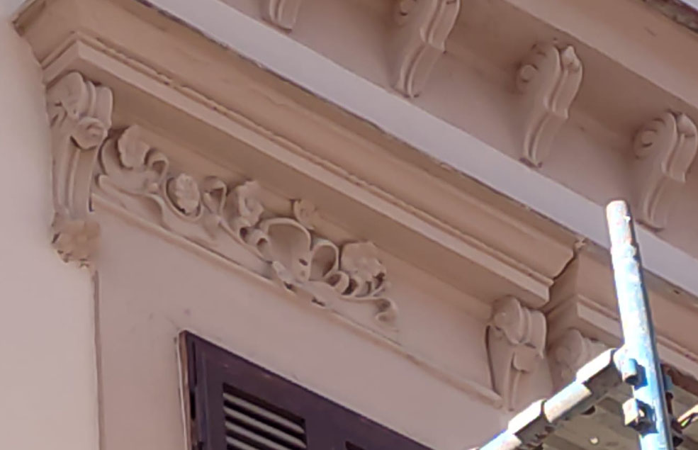 rifacimento facciata: fregi architettonici vandalizzati