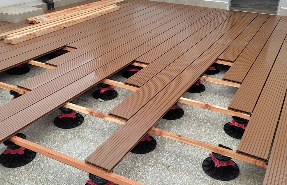 terrazzo arredato con pavimentazione in costruzione galleggiante in wpc