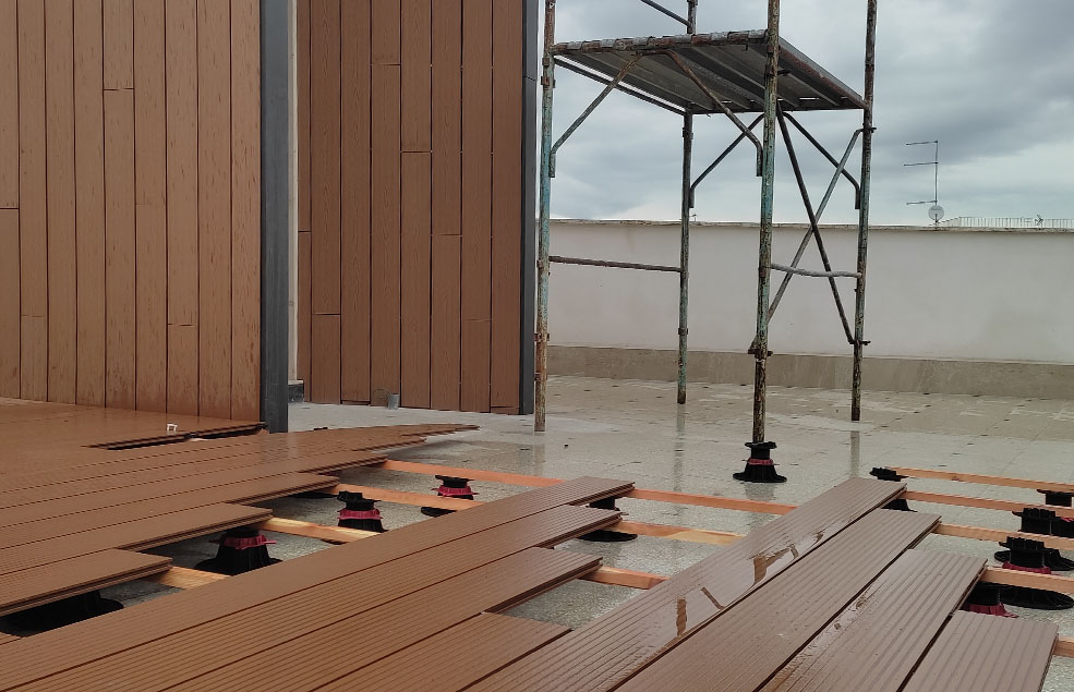 dettaglio di terrazzo arredato con rivestimenti in wpc legno
